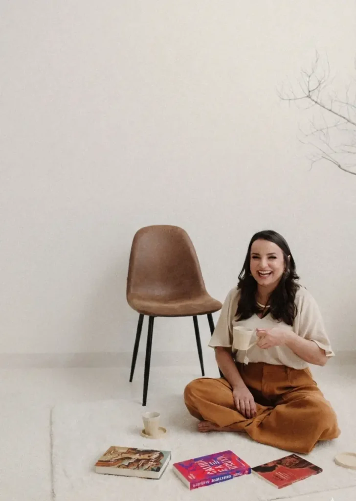 Dra. Abdala, advogada especialista em Direito das Famílias em Piracicaba, em seu momento de estudo e acolhimento